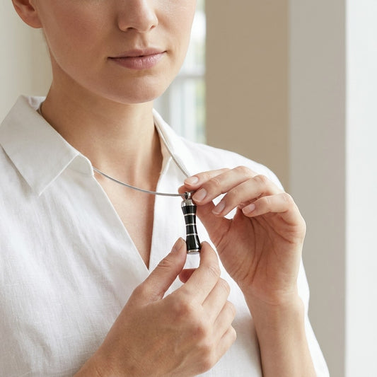 Aramat Jewels zwarte en zilverkleurige buis ashanger van 316L edelstaal met schroefsluiting.
