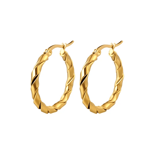 Vergulde gedraaide oorbellen met een spiraalpatroon.