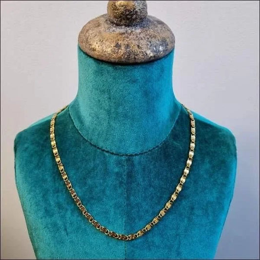 Een close-up van een etalagepop met een halsketting om