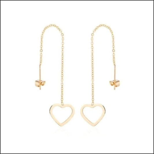 Een paar gouden oorbellen met een hart en een ketting