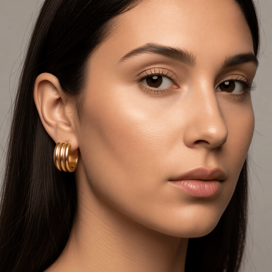 Kleine RVS Oorringen met Streepdesign Goudkleur 13mm - Aramat Jewels - Oorringen - cadeautip