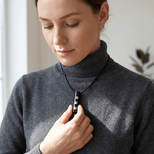 Stalen Ashanger Buis Zwart met Witte Pootafdrukken 3,4cm - Aramat Jewels - Gedenkhangers - cadeautip