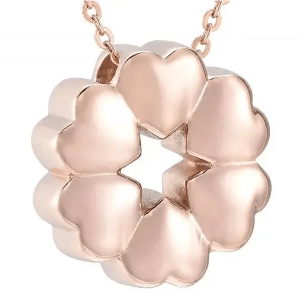 Een roségouden hanger met een bloemmotief