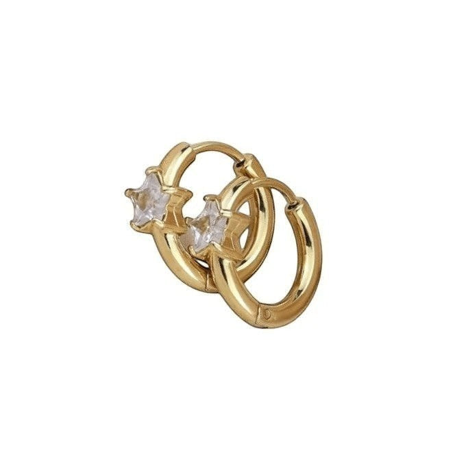 Goudkleurige oorbellen met stervormige kristallen studs.