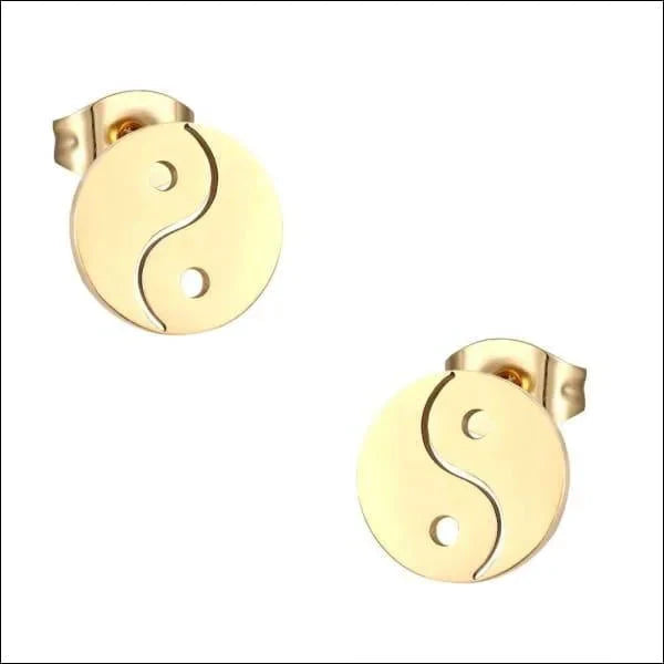 Een Paar Gouden Oorbellen Met Een Yin-symbool