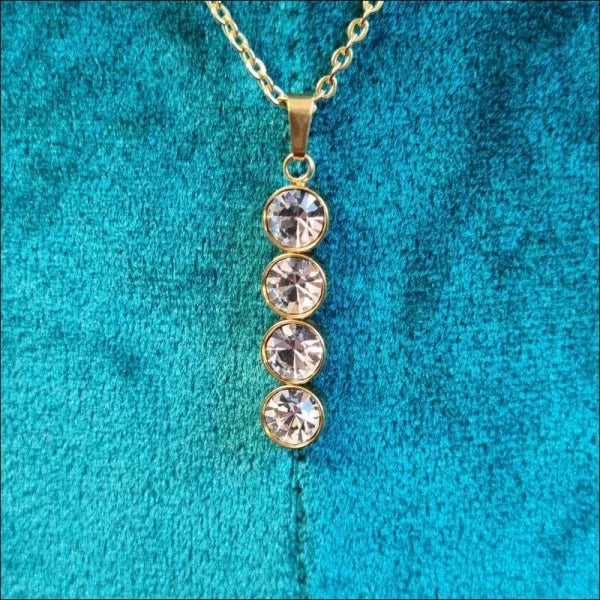 Dames Ketting Met Hanger Bar 4 Zirkonia Steentjes Staal 35mm 45cm 8720157038412 alles anker Aramat Jewels chirurgisch staal dames Geen_Parel goudkleurig halskettingen ket698 Ketting met hanger met hanger Met_hanger Met_steen Minimalistische ketting nakijken PVD rond Schakelketting Staal tekst transparant uniseks unisex Volwassenen zirkonia