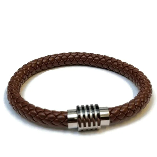 Een Bruine Leren Armband Met Een Zilveren Sluiting