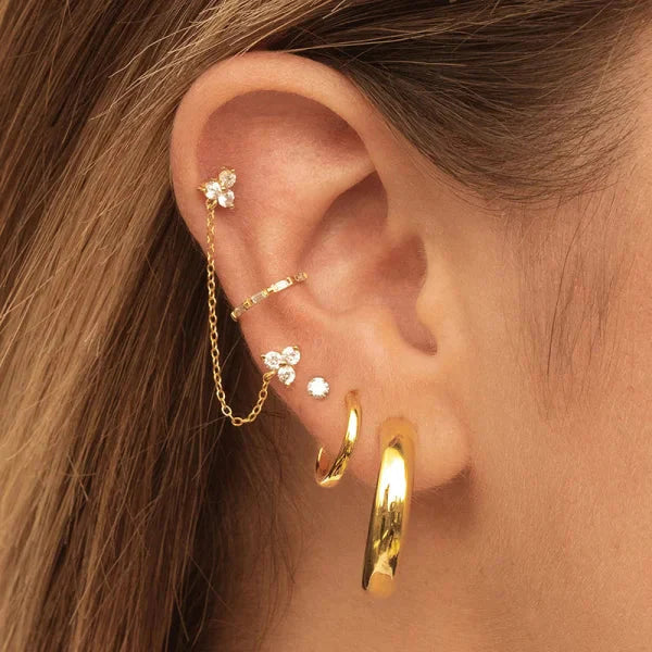 Oorbellen | Goldplated-oorbellen-met Kettinkje- 3 Steentjes-