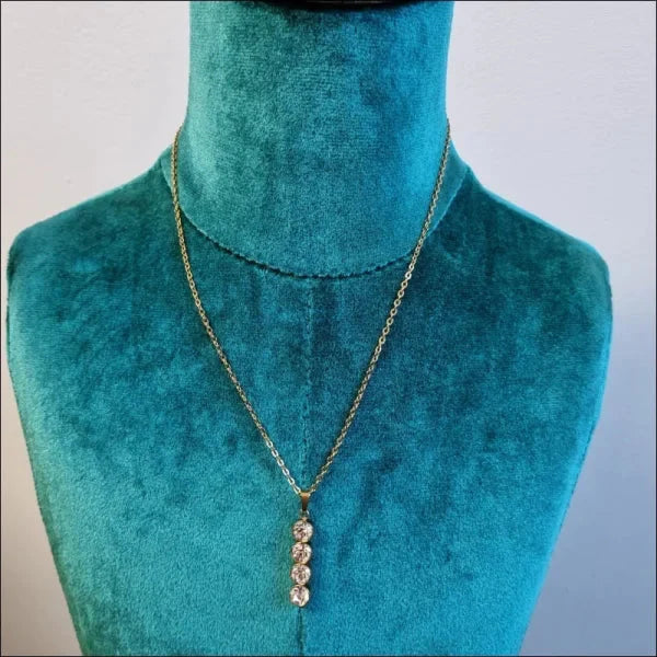 Dames Ketting Met Hanger Bar 4 Zirkonia Steentjes Staal 35mm 45cm 8720157038412 alles anker Aramat Jewels chirurgisch staal dames Geen_Parel goudkleurig halskettingen ket698 Ketting met hanger met hanger Met_hanger Met_steen Minimalistische ketting nakijken PVD rond Schakelketting Staal tekst transparant uniseks unisex Volwassenen zirkonia