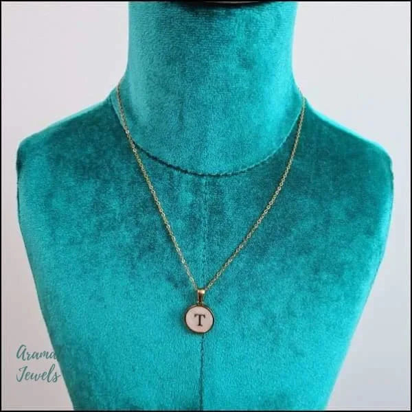 Initiaal Ketting Letter- Wit-schelp - Goudkleurig-45cm T 1.5mm 45cm 8720157036555 alles anker Aramat Jewels B C chirurgisch staal D dames E G goudkleurig H halskettingen hang1214-XP68093 I J K Ketting met hanger Ketting met initiaal L let-C letter Letterhanger Letterketting Meerdere Varianten Met_hanger N Natuursteen O P Paarlemoer Parelmoer PVD R rond S Schakelketting schelp Schelpenketting Staal Statement ketting T uniseks unisex V Volwassenen W wit Y Z