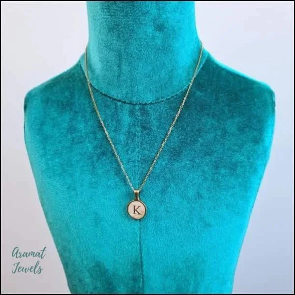 Initiaal Ketting Letter- Wit-schelp - Goudkleurig-45cm 1.5mm 45cm 8720157036555 alles anker Aramat Jewels B C chirurgisch staal D dames E G goudkleurig H halskettingen hang1214-XP68093 I J K Ketting met hanger Ketting met initiaal L let-C letter Letterhanger Letterketting Meerdere Varianten Met_hanger N Natuursteen O P Paarlemoer Parelmoer PVD R rond S Schakelketting schelp Schelpenketting Staal Statement ketting T uniseks unisex V Volwassenen W wit Y Z