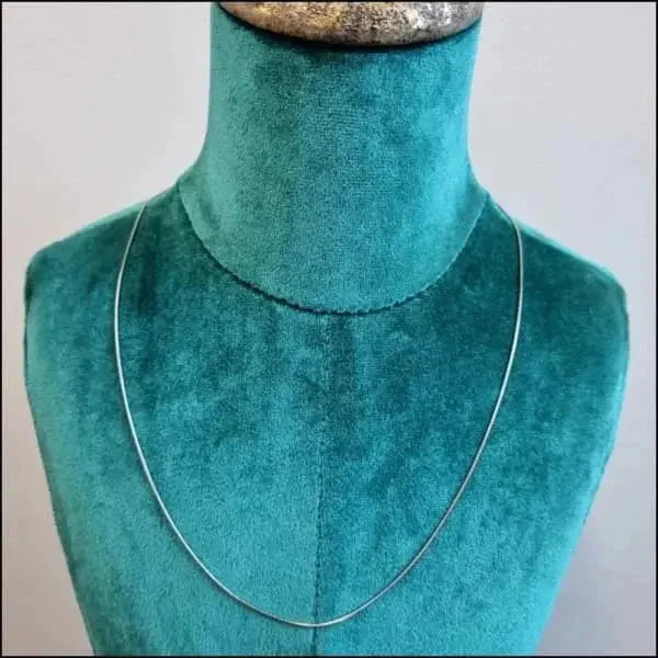 Stalen Slangenketting Zilverkleur-Meerdere lengtes 1.3mm 1.5mm 1mm 2mm 45cm 50cm 55cm 60cm 65cm 70cm 75cm 80cm alles chirurgisch staal dames Geen edelsteen Geen hanger Geen_Parel Geen_steen Halskettingen Ketting zonder hanger Minimalistische ketting PVD schakelketting slangen Staal uniseks unisex Volwassenen zilverkleurig Zonder_hanger Zonder_steen