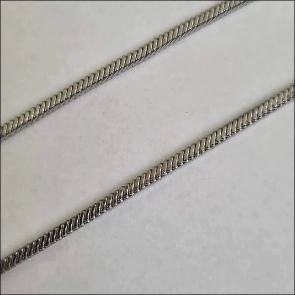 Vierkante Slangenketting Zilverkleurig Staal 75cm 2mm 2mm 75cm 8720157001829 alles Aramat Jewels chirurgisch staal dames Geen edelsteen Geen hanger Geen_Parel Geen_steen halskettingen heren ket244-XN10261 Ketting zonder hanger Minimalistische ketting nakijken PVD Schakelketting slangen Staal tekst uniseks unisex Volwassenen zilverkleurig Zonder_hanger Zonder_steen