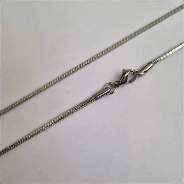 Vierkante Slangenketting Zilverkleurig Staal 75cm 2mm 2mm 75cm 8720157001829 alles Aramat Jewels chirurgisch staal dames Geen edelsteen Geen hanger Geen_Parel Geen_steen halskettingen heren ket244-XN10261 Ketting zonder hanger Minimalistische ketting nakijken PVD Schakelketting slangen Staal tekst uniseks unisex Volwassenen zilverkleurig Zonder_hanger Zonder_steen