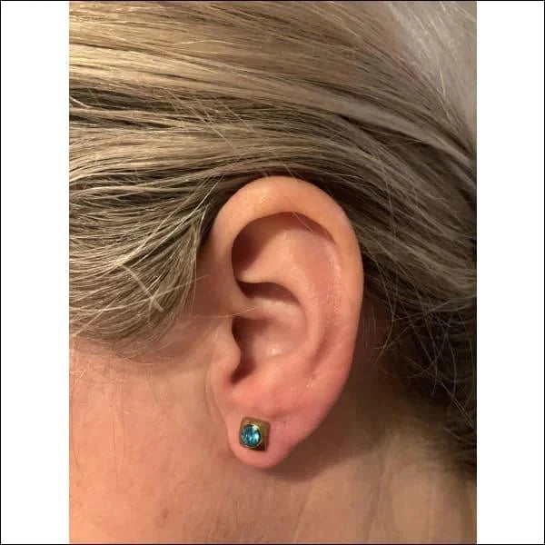 Vierkante oorbellen Zirkonia Blauw Goudkleurig 6mm 8720157021773 alles Aramat Jewels blauw chirurgisch staal dames Geen hanger goudkleurig Kleur_Goudkleurig Met_steen oor2790-XE71677 oorbellen oormodel PVD Soort sieraad_Oorbellen Staal Volwassenen zirkonia zweerknopjes
