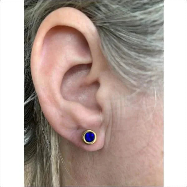 Ronde Zweerknopjes Zirkonia Donker Blauw Goudkleurig 6mm alles blauw chirurgisch staal dames Geen hanger Geen_Parel goudkleurig Kleur_Goudkleurig Met_steen oorbellen oormodel PVD Soort sieraad_Oorbellen Staal Video Volwassenen zirkonia zweerknopjes