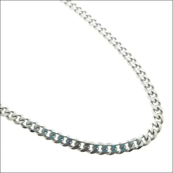 Een Zilveren Ketting Met Een Kleine Blauwe Steen Eraan