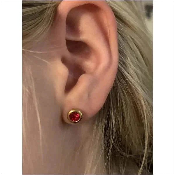 Ronde oorbellen rode zirkonia 6mm 6mm alles chirurgisch staal dames Geen hanger Geen_Parel goudkleurig jin Kleur_Goudkleurig Met_steen nakijken oorbellen oormodel PVD rood Soort sieraad_Oorbellen Staal Video Volwassenen zirkonia zonder hanger Zonder_hanger zweerknopjes