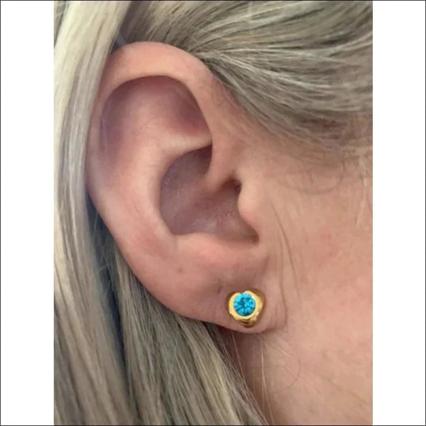 Stalen Oorbellen Hartje Zirkonia Blauw Goudkleurig 7mm 8mm alles blauw chirurgisch staal dames Geen hanger Geen_Parel goudkleurig hart Kleur_Goudkleurig Met_steen oorbellen oormodel PVD Soort sieraad_Oorbellen Staal Video Volwassenen zirkonia zweerknopjes