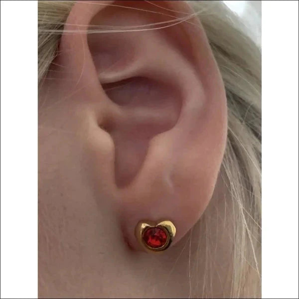Stalen Oorbellen Hartje Zirkonia Rood 7mm 8mm alles chirurgisch staal dames Geen hanger Geen_Parel goudkleurig Kleur_Goudkleurig Met_steen oorbellen oormodel PVD rood Soort sieraad_Oorbellen Staal Volwassenen zirkonia zweerknopjes
