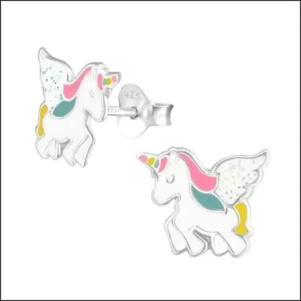 a picture of a horse and a horse