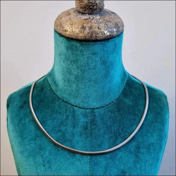 Stalen Platte Omega Ketting 50cm 4mm Zilverkleurig Staal 4mm 50cm 8720157042440 alles Aramat Jewels chirurgisch staal Geen edelsteen Geen hanger Geen steen Geen_Parel halskettingen ket763 Ketting zonder hanger Minimalistische ketting nakijken omega PVD Schakelketting slangen Staal Statement ketting tekst uniseks unisex Volwassenen zilverkleurig zonder hanger zonder steen Zonder_hanger Zonder_steen