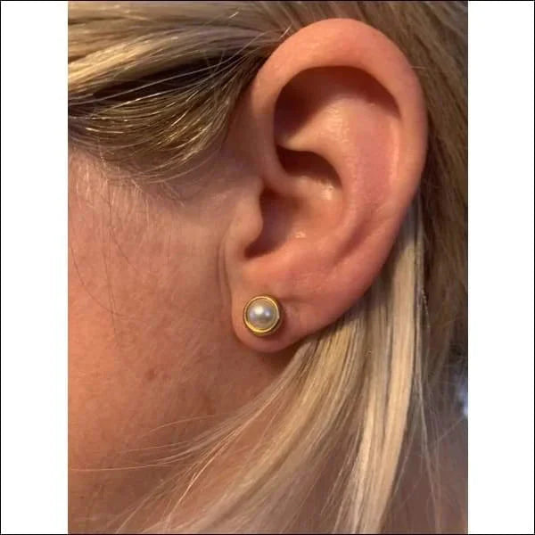 Parel Zweerknopjes Oorbellen Wit Goudkleurig Chirurgisch 8mm alles chirurgisch staal dames Geen hanger goudkleurig Kleur_Goudkleurig oorbellen oormodel parel PVD Soort sieraad_Oorbellen Staal Video Volwassenen wit zweerknopjes