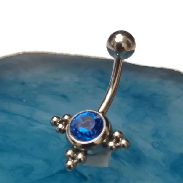 Chirurgisch Stalen Navelpiercing Eline Dots Saffier Blauw 1.6mm 10mm alles Aramat Jewels blauw bolletjes chirurgisch staal dames dots nakijken Navel Navelpiercing zonder hanger navelpiercings piercing Piercings PVD saffier_blauw Staal Volwassenen zilverkleurig zirkonia Zonder_hanger