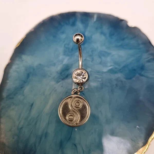 Chirurgisch Stalen Navelpiercing Met Hanger Muntje Met Yin 1.6mm 10mm alles Aramat Jewels chirurgisch staal dames jin Met_hanger nakijken Navel Navelpiercing met hanger navelpiercings piercing Piercings PVD rond Staal transparant Volwassenen yin yang zilverkleurig zirkonia