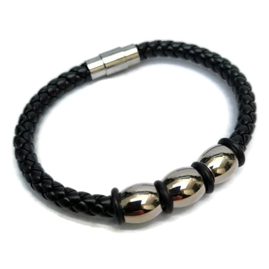 Een Zwarte Leren Armband Met Twee Zilveren Kralen