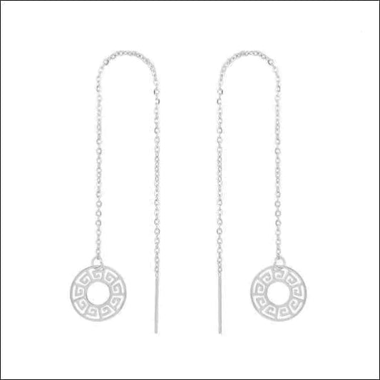 Een Paar Oorbellen Met Een Ketting En Een Cirkelvormig Ontwerp