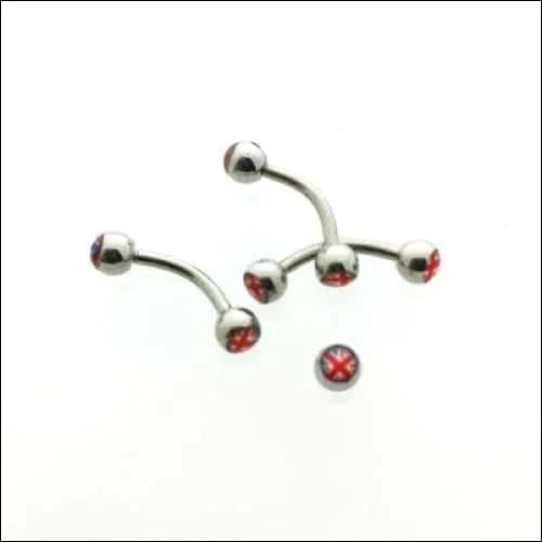 Een Close-up Van Een Paar Piercings Met Rode Steentjes