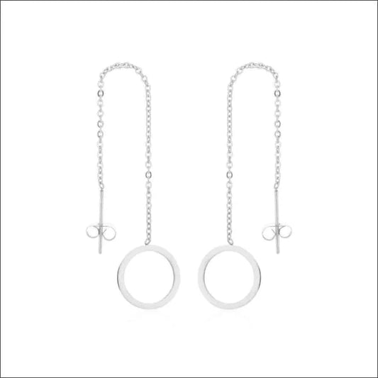 Een Paar Zilveren Oorbellen Met Een Ketting