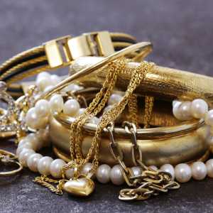 Hoe combineer je juiste sieraden met je outfit? - Aramat Jewels