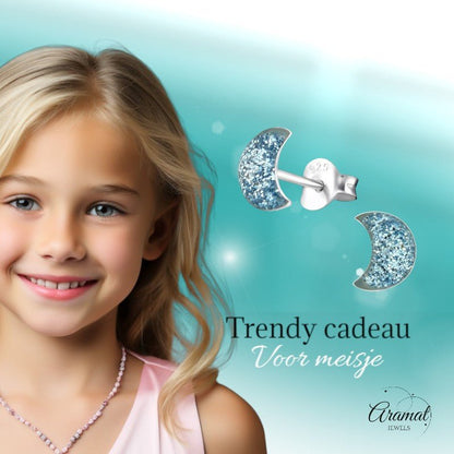925 Zilveren Kinderoorbellen Blauwe Glitter Maan 6x3mm - Aramat Jewels - Oorbellen - cadeautip