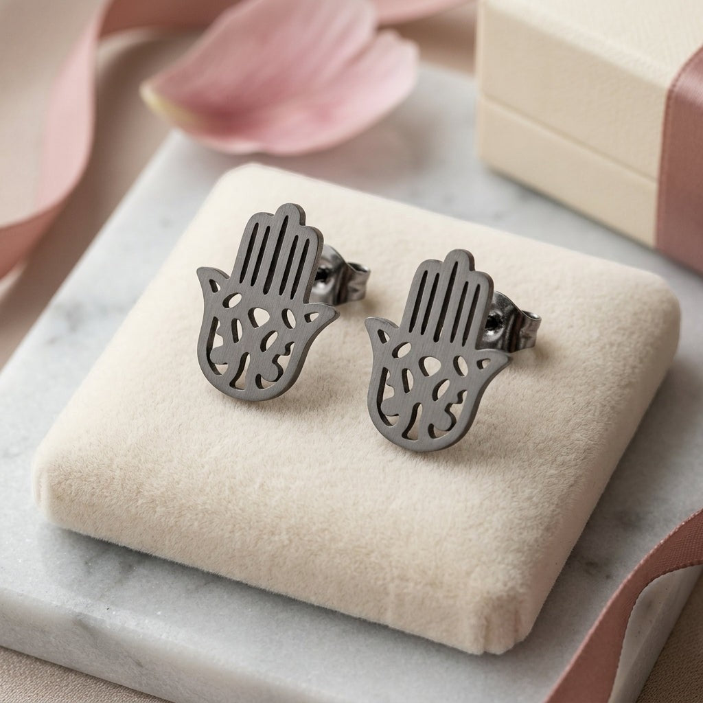 Zwarte Hamsa Oorstekers RVS – Handje van Fatima Oorknopjes (11x7mm)