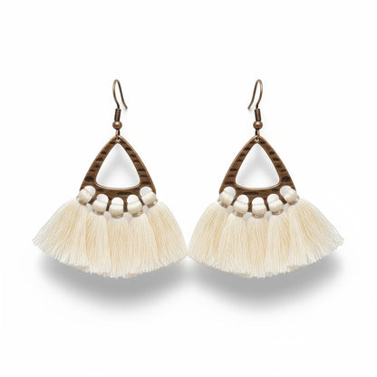 Aramat Jewels boho oorhangers met creme kwastjes en bronskleurige metalen details in een driehoekig design.