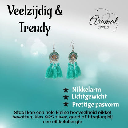 Aramat Jewels boho oorhangers met mintgroene kwastjes en emaille details in roestvrij staal voor een zomerse look.