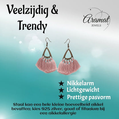 Aramat Jewels boho oorhangers met licht roze kwastjes en bronskleurige metalen details voor een romantische look.