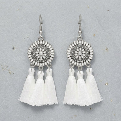 Aramat Jewels boho oorhangers met witte kwastjes en zilverkleurig metaal