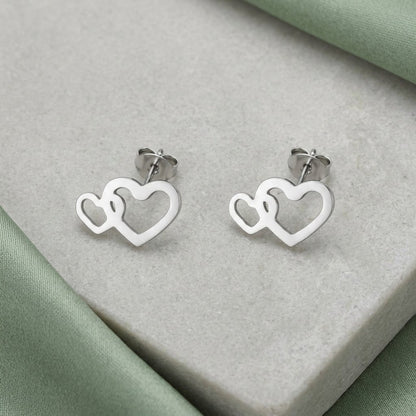 Aramat Jewels zilverkleurige dubbele hartjes oorstekers van RVS, 12x8mm, met een romantisch design.