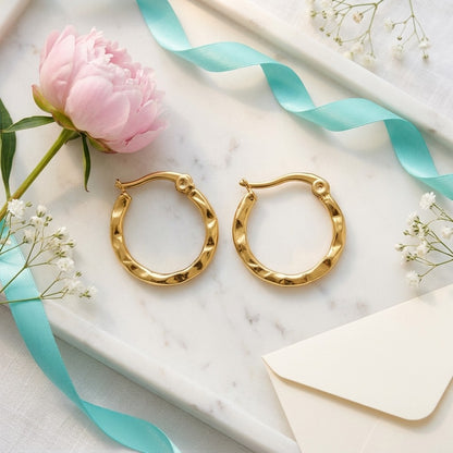 Aramat Jewels gold-coloured 20mm stainless steel hoop earrings with a fine stripe pattern and hinge clasp.