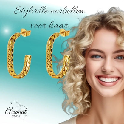 Aramat Jewels goudkleurige rechthoekige oorstekers met gourmetschakel-structuur gedragen door een lachende vrouw.
