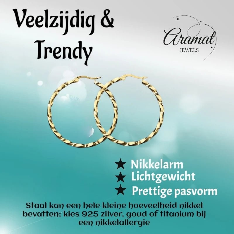 Aramat Jewels goudkleurige RVS swirl hoepeloorbellen van 30 mm met een gedraaid design en scharniersluiting.