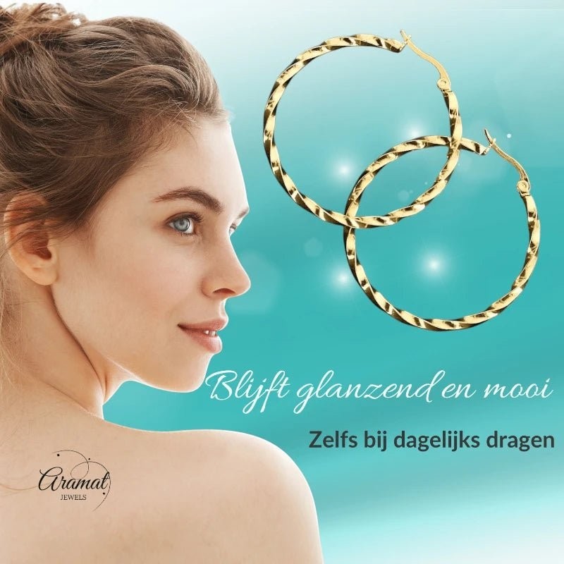 Aramat Jewels goudkleurige RVS swirl hoepeloorbellen 30 mm met scharniersluiting