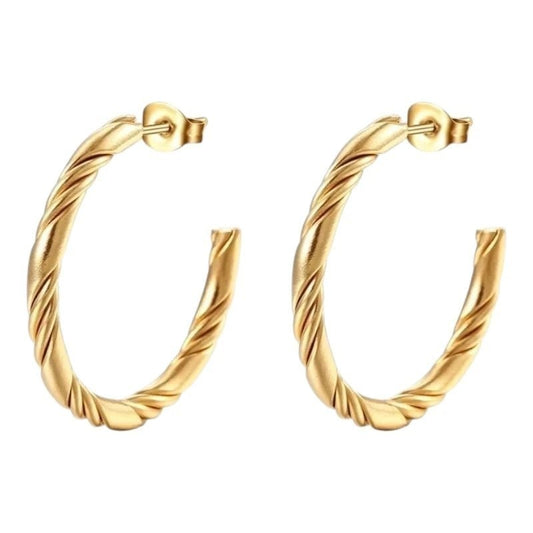 Goudkleurige Aramat Jewels halve oorringen van RVS met een gedraaid motief en vlindersluiting, 30mm diameter.