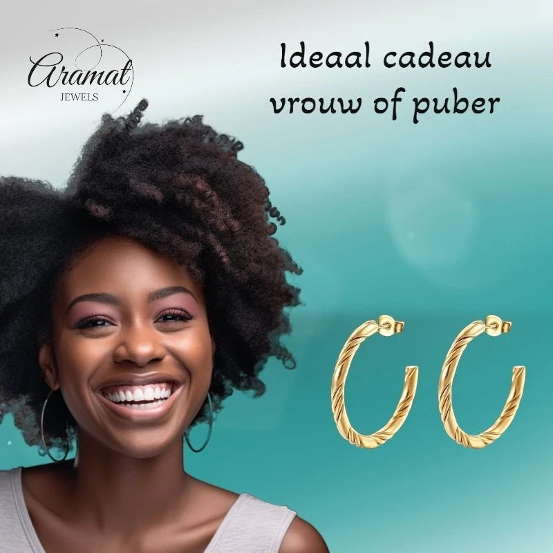 Aramat Jewels goudkleurige halve oorringen met gedraaid motief van RVS, gedragen door een lachende vrouw.