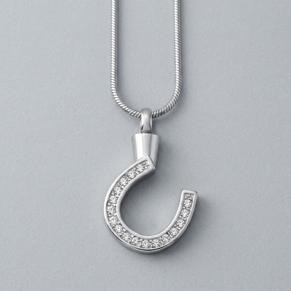 Aramat Jewels zilverkleurige stalen hoefijzer ashanger met kristallen, waterbestendig gedenksieraad.