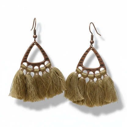 Aramat Jewels olijfgroene boho oorhangers met kwastjes en een bronskleurig metalen frame in een driehoeksvorm.