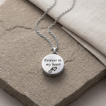 Aramat Jewels zilverkleurige RVS ashanger met de tekst 'Forever in my heart' en twee hartjes, inclusief 50cm ketting.
